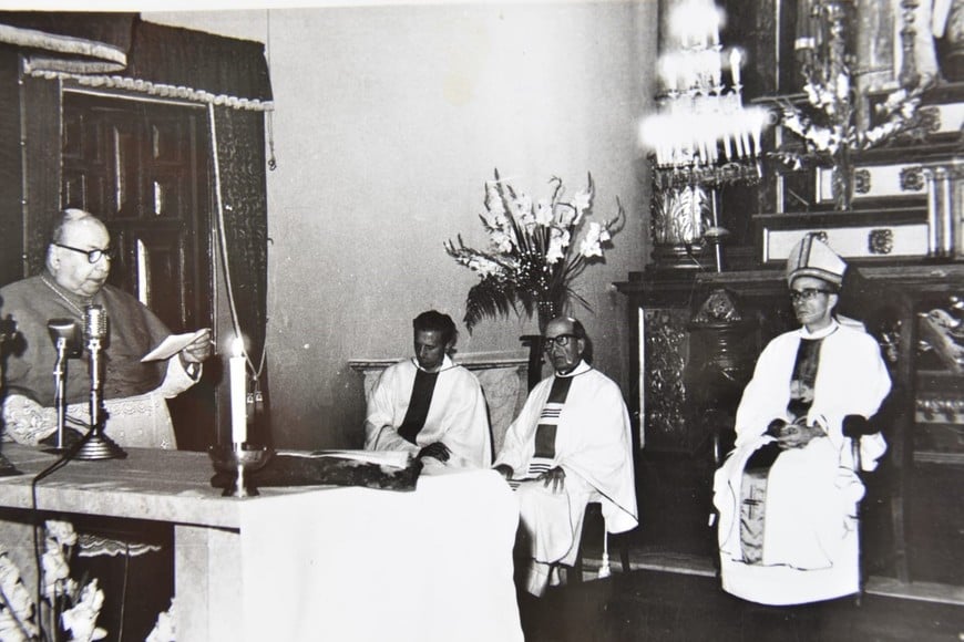 Monseñor Vicente Zazpe sigue atentamente las palabras del cardenal Nicolás Fasolino, a quien sucederá al frente del Arzobispado de Santa Fe. A su derecha se encuentra el padre Antonio Rodríguez, fundador de "Obra de Barrio" en Yapeyú.