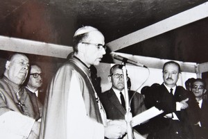 Acto de recepción a Vicente Zazpe a su llegada a Santa Fe. Lo acompañan el cardenal Fasolino y autoridades civiles.