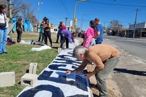 El decano de la facultad pintando el pasacalle.