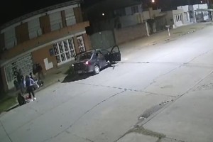 Captura del video donde se observa el impacto y la posterior pelea en Lisandro de la Torre y Brown.