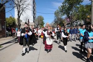 Luego de la misa en la parroquia San José de los Agustinos Recoletos, se llevará a cabo la procesión, caracterizada por el colorido de la vestimenta tradicional y el particular sonido de las gaitas. Archivo / Flavio Raina