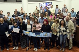 La presidenta del Concejo Municipal, Adriana Molina, elogió a los deportistas por su compromiso y valores en el rugby. Crédito: Guillermo Di Salvatore.