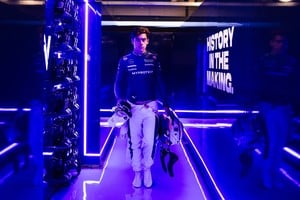 Colapinto fue recibido por mecánicos, diseñadores e ingenieros del equipo, quienes destacaron los resultados obtenidos en su debut en Fórmula 1 el pasado domingo. Foto: Williams Racing