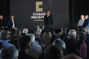 “Estoy totalmente convencido que la única forma de sacar el país adelante es a través de la obra pública y de la inversión de los privados porque el Estado no genera puestos de trabajo, solamente lo hacen los privados.”, agregó el intendente de Funes.