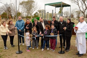 Se inauguró formalmente la ampliación del sector de juegos de la Plaza Sarmiento, una obra financiada con recursos correspondientes al programa provincial de Obras Menores y que busca garantizar la accesibilidad y el desarrollo lúdico.
Foto: Gentileza
