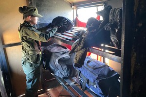 Surge de la inspección que los tres hombres se encontraban en malas condiciones de limpieza y salubridad, además de ser explotados laboralmente. Foto: Prensa GNA