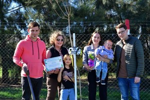 Lapachos y crespones llenaran de vida y color a éste espacio público tan utilizado por los vecinos, embelleciendo y mejorando la calidad ambiental, y paisajística, del pueblo.