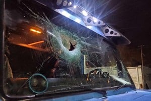 Así quedó el camión luego de la agresión a piedrazos.
Crédito: Gentileza Infomas Noticias
