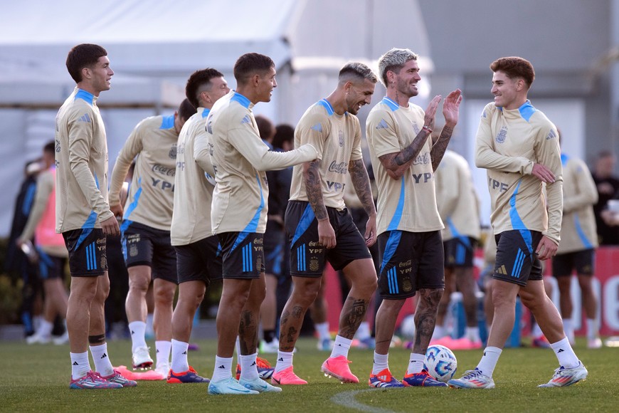 (240904) -- EZEIZA, 4 septiembre, 2024 (Xinhua) -- Imagen del 3 de septiembre de 2024 de jugadores de la selección argentina de fútbol reaccionando durante una sesión de entrenamiento en el predio de la Asociación Argentina de Fútbol, en la ciudad de Ezeiza, Argentina. El seleccionado argentino de fútbol se entrenó el martes con vistas al partido del jueves próximo ante Chile, por las Eliminatorias Sudamericanas para el Mundial de Estados Unidos, México y Canadá 2026. (Xinhua/Martín Zabala) (mz) (ra) (da)