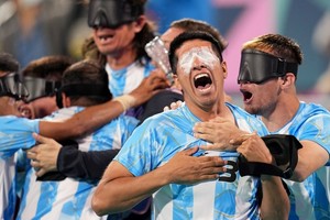 Alegría compartida. Los Murciélagos vencieron por penales a Brasil y jugarán por la medalla de oro ante el local, Francia, este sábado a las 3 de la tarde.