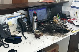 Los daños en el escritorio de la secretaria de Pino.