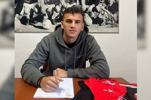 El central firmó este viernes su contrato. Crédito: Prensa Colón