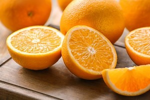 Incorpora naranjas en tu dieta para aprovechar sus beneficios antioxidantes.