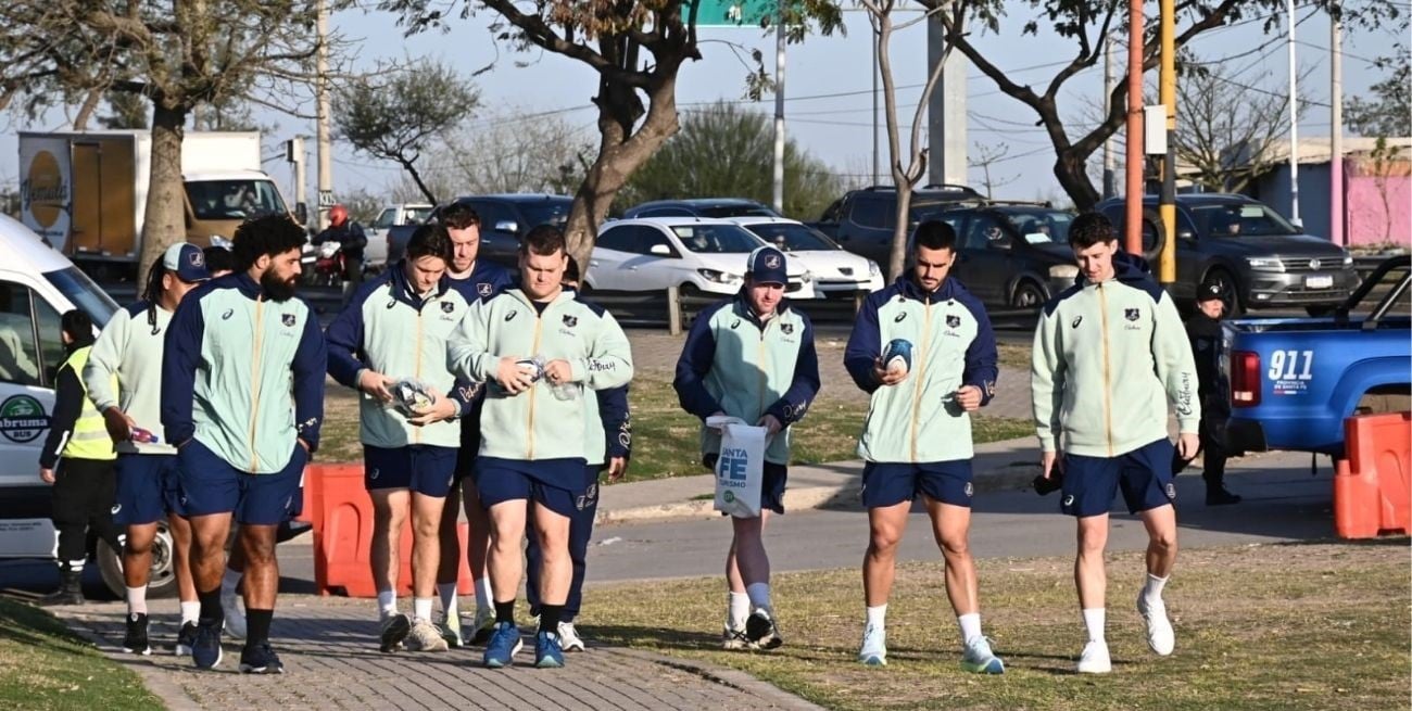 Los jugadores australianos jugaron un rato con los infantes. Foto: Flavio Raina.