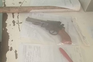 El arma secuestrada en el procedimiento policial del domingo, resultó ser de utilería. Crédito: Relaciones Policiales