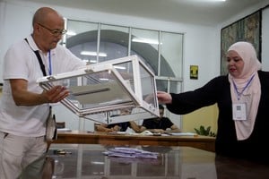 Los preparativos para los comicios de este domingo en Argelia. Crédito: Ramzi Boudina/Reuters