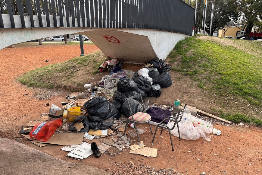 Suciedad de todo tipo y un hombre durmiendo debajo del puente de la plaza, la triste realidad que golpea a ese sector de la ciudad. Foto: Fernando Nicola
