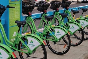 Los usuarios inscriptos en el sistema accederán a la compra de abonos a través de la app y de la web de Mi bici tu bici, pudiendo hacer uso de sus tarjetas de crédito, débito, dinero disponible en billeteras virtuales y/o generar un código para pagar en efectivo (en Rapipago o Pagofácil).