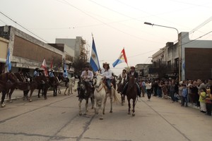 Puccini, comenzó su mensaje resumiendo “las medidas adoptadas para generar el ahorro “que hoy permite invertir cuidando el dinero de los santafesinos, para que esos recursos vayan a donde tengan que ir, porque la producción va a despegar cuando las necesidades de infraestructura sean cubiertas y el norte es importante, tenemos mucho por hacer en este departamento que es el segundo en producción ganadera”.
Foto: El Litoral