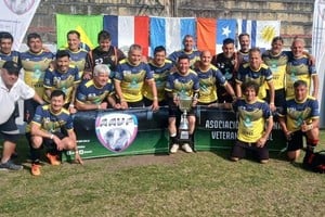 El plantel de la Súper Maxi. Felices y contentos por la segunda estrella a nivel sudamericano. Gentileza: AAVF.