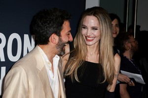 El argentino junto a Jolie, en la alfombra roja del Festival de Cine de Toronto. Crédito: Reuters.
