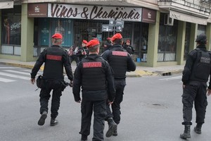 La última intervención, cuando apareció un paquete sospechoso frente a la escuela Bialik. Foto: Guillermo Di Salvatore.