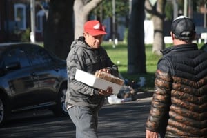 La venta ambulante es una de las actividades a las que se vuelcan quienes pierden sus empleos formales. El Litoral.