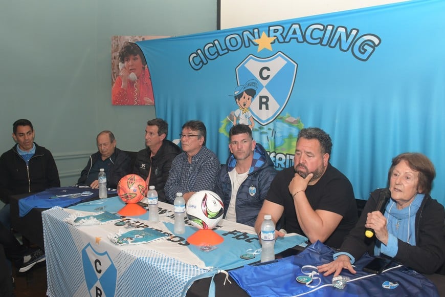La presentación. Ciclón Racing, a través de su equipo de trabajo, brindó detalles de todo lo que ocurrirá a partir de este jueves en su predio que está a orilla de la Laguna Setúbal. Créditos: Manuel Fabatía