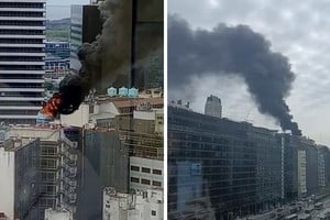 El humo saliendo de la parte más alta del edificio.
