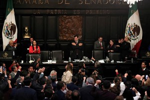 Gerardo Fernández Norona, presidente del Senado de México, celebrando junto al oficialismo en medio de reclamos de la oposición. Crédito: Henry Romero/Reuters