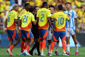 Colombia le ganó a Argentina con una polémica definición del VAR. Crédito: Reuters.