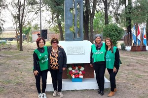 Las palabras alusivas a la fecha fueron expresadas por Alejandra Salvagiot, quien reflexionó sobre lo que significa ser docente en la actualidad, tiempo en que “enseñar no es solo transferir conocimientos, es mucho más, se trata de saber crear las condiciones necesarias para que los alumnos aprendan a pensar y a construir sus propios saberes”.