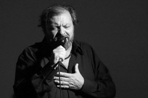 A sus facetas de cantante, actor y director teatral,  Guillermo Frick suma ahora la de escritor. Foto: Archivo El Litoral