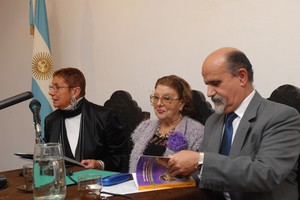 Territorio de poetas: Graciela Maturo, flanqueada por Nora Didier y por Julio Gómez, en la presentación en Santa Fe de “Los trabajos de Orfeo”, en abril de 2010.
Foto: Archivo El Litoral – Flavio Raina