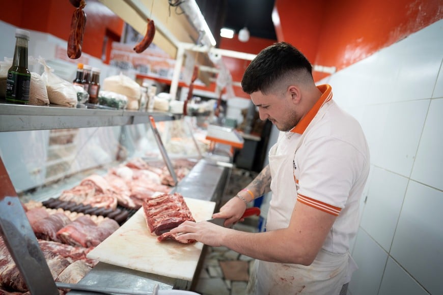 (240909) -- BUENOS AIRES, 9 septiembre, 2024 (Xinhua) -- Imagen del 29 de agosto de 2024 de un empleado cortando bife de chorizo en la carnicería "Tradición Argentina", en la ciudad de Buenos Aires, capital de Argentina. Argentina, reconocida por su tradición en el consumo de carne vacuna, experimentó una baja en la demanda durante la primera mitad de 2024, debido a factores como la inflación que ha afectado la capacidad adquisitiva en los hogares, aunque el país continúa con uno de los mayores niveles de ingesta per cápita a nivel mundial, según los datos más recientes. (Xinhua/Martín Zabala) (mz) (rtg) (ah) (ce)