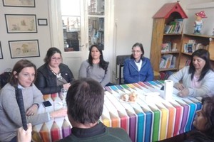 Betina Florito con padres y madres de niños con trastornos y discapacidad.