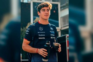 Colapinto fue ofreciéndoles mate a sus compañeros de Williams. "Es cálido. Te despierta un poco, es realmente bueno".