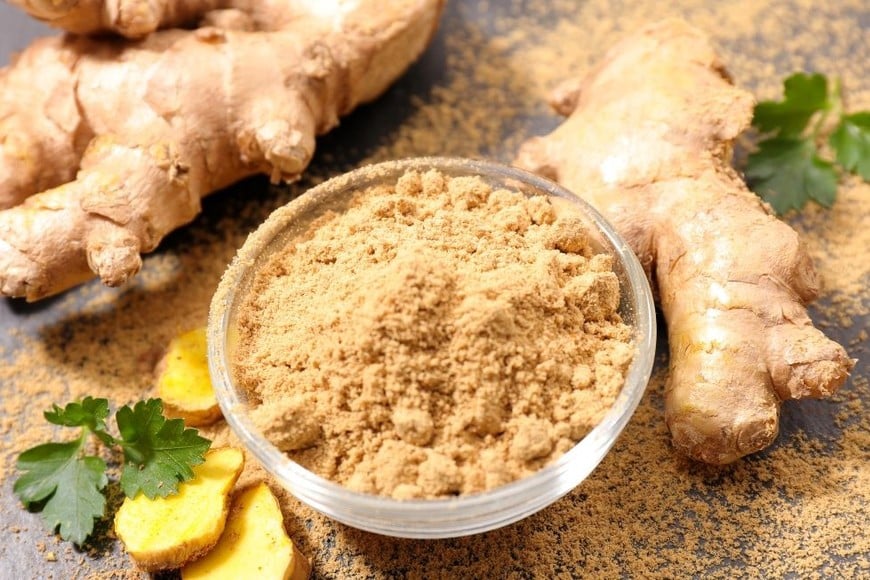 Añadir jengibre a tus comidas puede mejorar la digestión y aliviar problemas gastrointestinales.