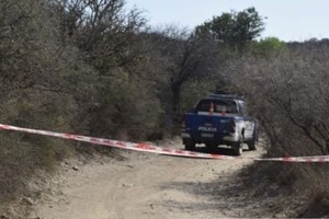 Personal de Investigaciones de la Departamental Punilla Norte y la Policía Científica respondieron a un aviso anónimo y encontraron el cuerpo de la ensayista.