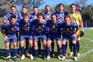 El Quillá, de festejos. El equipo de Martín Mazzoni goleó a Unión y manda en la Zona 1.

