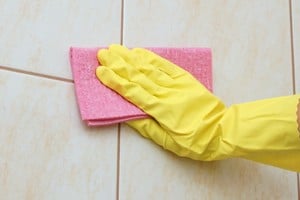 La fórmula casera que hace brillar tus azulejos y elimina manchas difíciles.