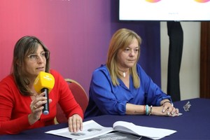 La subsecretaria de Recursos Humanos, Erika Figueroa, junto a la subsecretaria de Innovación e Integración Digital, Ana Bacolla, ambas del Ministerio de Educación de la Provincia. Gentileza