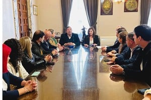 Las autoridades durante la firma del convenio.