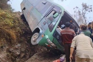 Un un autobús turístico que regresaba de las ruinas perdió el control desbarranco