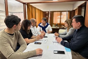 Martínez agregó que además los funcionarios del gobierno santafesino se reunieron con autoridades de la cooperativa de agua para avanzar con la posibilidad, a futuro, de mejorar la prestación del servicio.
