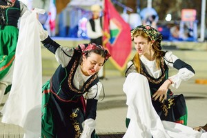 “En una tarde espectacular, es una celebración maravillosa de la cultura, la gastronomía y el arte italiano, que es una fusión con la cultura argentina, porque las raíces de una gran parte de la población de San Lorenzo y de esta Pampa gringa están en Italia”, señaló.