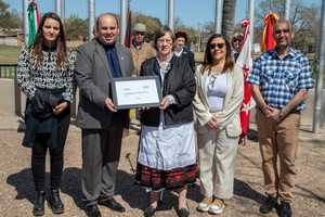 En conmemoración del Día del Inmigrante, se realizó una colocación de ofrenda floral, minuto de silencio y oración en el Cenotafio de los inmigrantes alemanes en el cementerio municipal .