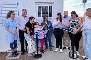 “Para nosotros es una verdadera alegría contar con las familias y los funcionarios de la Secretaría de Hábitat y de la diputada Jimena Senn, para inaugurar estas cinco viviendas que necesitábamos y por las cuales luchamos tanto tiempo para cumplir con esta realidad. Es un logro que veníamos gestionando desde hace muchos años, un esfuerzo enorme para dotarlo de la infraestructura necesaria”, comentó el presidente comunal Daniel Ríos.
Foto: El Litoral