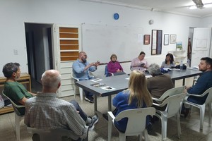 Carlos Suárez reunido con vecinos de Candioti. 