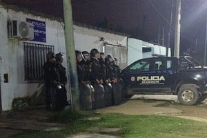 El personal policial procedió a asegurar la zona y solicitó la intervención de peritos para resguardar el lugar del hecho.